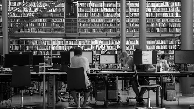 研究室がつらいため図書館で勉強している人たち